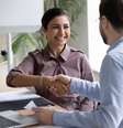 Fazer uma boa entrevista é fundamental para demonstrar sua competência  Foto: fizkes | Shutterstock / Portal EdiCase