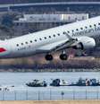 Um voo decola do Aeroporto Nacional Ronald Reagan de Washington em frente aos destroços de um avião comercial que colidiu com um helicóptero militar  Foto: EPA-EFE/REX/Shutterstock / BBC News Brasil