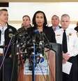 A prefeita de Washington DC, Muriel Bowser, fala em coletiva de imprensa ao lado de outras autoridades sobre acidente entre avião e helicóptero  Foto: REUTERS/Kevin Lamarque