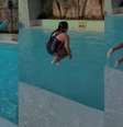 Laura Braga, chamada de Lalá em família, mostra habilidade na piscina  Foto: Reprodução