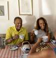 Pessoas tomando café da manhã  Foto: Freepik