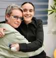 Emily Damari abraçada com sua mãe, Mandy Damari, após ser libertada  Foto: ANSA / Ansa - Brasil