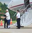 Neymar recebe presente ao desembarcar no Brasil em seu retorno ao futebol brasileiro.  Foto: Leo Franco / AgNews
