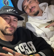Neymar posou com o relógio no voo de vinda para o Brasil  Foto: Reprodução/Instagram