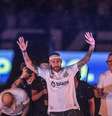 Neymar acena para o público presente na Vila Belmiro durante sua apresentação.  Foto: Werther Santana/Estadão / Estadão