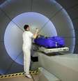 Um novo tratamento pioneiro promete combater uma variedade maior de tumores, com menos efeitos colaterais do que a radioterapia convencional  Foto: Getty Images / BBC News Brasil