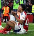  Foto: Alex Pantling/Getty Images - Legenda: Lewis-Skelly comemora seu primeiro gol pelo Arsenal (o terceiro no 5 a 1 sobre o City) repetindo a celebração de Haaland. Pura zoação / Jogada10