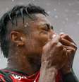 Bruno Henrique beija o escudo do Flamengo  Foto: Gilvan de Souza/Flamengo