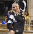 Fernanda Lacerda fica de blusão após figurino quebrar durante ensaio da Gaviões da Fiel  Foto: Reprodução/Agnews