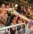 Sabrina Sato distribui rosas durante ensaio da Gaviões da Fiel  Foto: Edu Araujo/AgNews