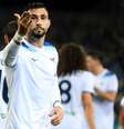  Foto: Marco Rosi - SS Lazio/Getty Images - Legenda: Isaksen (com a bola) fez grande partida pela Lazio, que bateu o Cagliari fora / Jogada10