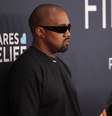 Kanye West e a esposa, Bianca Censori, pouco antes da modelo ficar despida no tapete vermelho do Grammy  Foto: Reprodução/Reuters