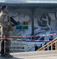 Homem é baleado após pichar suástica e ameaçar policiais com arma falsa em estação de metrô de Paris, na França  Foto: Reprodução