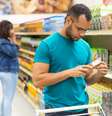 Homem comprando suco em caixa  Foto: Freepik