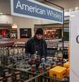 Comerciantes canadenses já começaram campanha estimulando a compra de produto nacional após tarifas americanas, mas entrada em vigor de tarifas foi adiada em um mês  Foto: Reuters / BBC News Brasil
