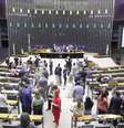 Plenário da Câmara dos Deputados costumava estar mais esvaziado no período pós-pandemia de covid-19, em razão do modelo de votação semipresencial, que permite deputados decidirem pelo celular.  Foto: Mario Agra/Agência Câmara / Estadão