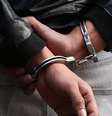 Imagem de pessoa algemada | Menino de 12 anos foi preso por não pagar pensão alimentícia  Foto: Getty Images / Contigo