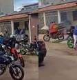 Motoboys fizeram 'bunizaço' e danificaram portão de moradora no DF  Foto: Reprodução