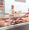 É importante ter cuidado ao comprar carne em promoção  Foto: Freepik