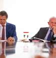 O presidente Luiz Inácio Lula da Silva (PT), e o ministro da Fazenda, Fernando Haddad, juntos, em uma mesa de reunião no Palácio do Planalto.   Foto: Wilton Junior/Estadão / Estadão