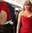 O look de Taylor Swift no Grammy trouxe como tendência um acessório que a gente nunca imaginava que sequer existia.  Foto: Getty Images / Purepeople