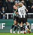  Foto: Michael Regan/Getty Images - Legenda: Jogadores do Newcastle comemoram o gol marcado por Jacob Murphy / Jogada10