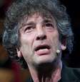 Quem é Neil Gaiman? Autor britânico acusado de tráfico humano tem fortuna avaliada em mais de R$ 100 milhões.  Foto: Getty Images / Purepeople