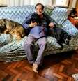 Marcos Oliveira, conhecido pela personagem Beiçola, descansa com seus cães em casa  Foto: Daniel Delmiro / AgNews / Daniel Delmiro / AgNews