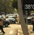 Termômetro em relógio de rua na Av. Dr. Arnaldo mostra temperatura em dia de calor intenso em São Paulo.  Foto: Daniel Teixeira/Estadão - 25/09/2025 / Estadão