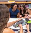 Alunos deixam celular em bolsas com lacre magnético que não permite que o aparelho seja ligado em escola particular de São Paulo.  Foto: Daniel Teixeira/Estadão / Estadão