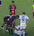 Neymar cai momentos depois de entrar em campo pelo Santos  Foto: Reprodução/Cazé TV