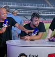 Casimiro recebeu chuteira usada por Neymar em reestreia  Foto: Reprodução/Cazé TV