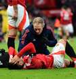 Lisandro Martinez, do Manchester United, recebendo atendimento médico após sofrer lesão  Foto: REUTERS/Peter Powell