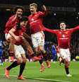  Foto: Gareth Copley/Getty Images - Legenda: Jogadores de Manchester United comemoram o gol marcado por Maguire / Jogada10