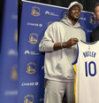 Jimmy Butler apresentado no Warriors com a camisa 10  Foto: Esporte News Mundo