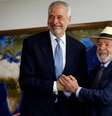 O presidente brasileiro Luiz Inacio Lula da Silva (PT) cumprimenta André Corrêa do Lago, anunciado como presidente da COP30, no Palácio do Planalto, em Brasília (21/01/2025).  Foto: REUTERS/Ueslei Marcelino