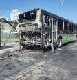 Ônibus foi atingido por destroços de avião e incêndio iniciou na parte traseira  Foto: Divulgação/CBPMESP