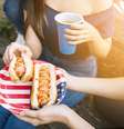 Amigos comendo cachorro-quente  Foto: Freepik