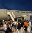 Segundo grupo de brasileiros deportados dos EUA desde o início da gestão Trump desembarcou no Ceará na sexta-feira (7/2) e foi levado em avião da FAB até Belo Horizonte  Foto: FAB / BBC News Brasil