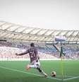  Foto: LUCAS MERÇON / FLUMINENSE F.C. - Legenda: Arias entre dois jogadores do Flamengo; Fluminense não saiu do zero no Maraca / Jogada10