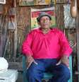 Delfino, um dos poucos que ficaram na ilha, tem um pequeno museu com ferramentas e instrumentos Guna.  Foto: Gonzalo Cañada | BBC Mundo / BBC News Brasil