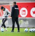  Foto: Divulgação Leverkusen - Legenda: O técnico Xabi Aloso observa o treino do Leverkusen. Seu time visita o Wolfsburg, neste sábado, pelo Alemão / Jogada10