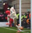  Foto: Justin Setterfield/Getty Images - Legenda: Chute de Donley do meio de campo, após ir na trave, bate em Ortega e entra. Gol do Leyton Orient / Jogada10