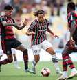  Foto: Marcelo Gonçalves/Fluminense - Legenda: Canobbio e Pulgar disputam jogada no clássico deste sábado / Jogada10