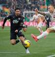  Foto: Timothy Rogers/Getty Images - Legenda: Angeliño (de branco) tenta a foinalização para a Roma. Ellertsson, do Venezia, tenta bloquear o chute / Jogada10