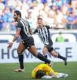  Foto: Pedro Souza / Atlético - Legenda: Hulk celebra o primeiro dos seus dois gols na vitória do Galo sobre a Raposa / Jogada10