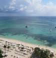 O mar transparente da Seven Miles Beach, nas Ilhas Cayman  Foto: Bruna Toni/Estadão / Estadão