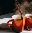 Mistura de café com impurezas tem sido vendido em embalagem semelhante à do café tradicional, segundo associação  Foto: Getty Images / BBC News Brasil