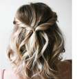 Um dos mais tradicionais, prender as mechas da franja ou da frente na parte detrás é uma opção prática e charmosa para o dia a dia. Na foto, o diferencial são as mechas torcidas, também fáceis de fazer! –  Foto: Reprodução/Pinterest / todateen