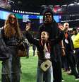 Jay-Z chegando ao Super Bowl com as filhas Blue Ivy e Rumi  Foto: USA TODAY Esportes via Reuters Connect
